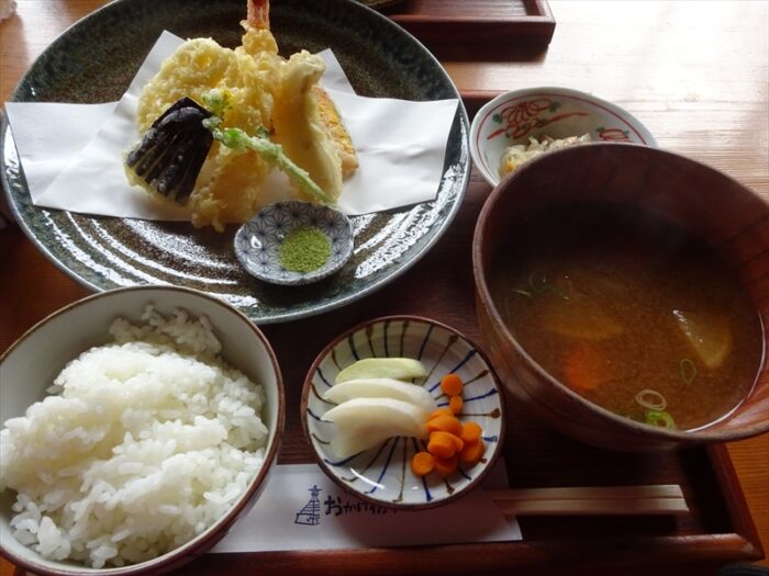 一汁三菜の定食　野菜と海老の天ぷら