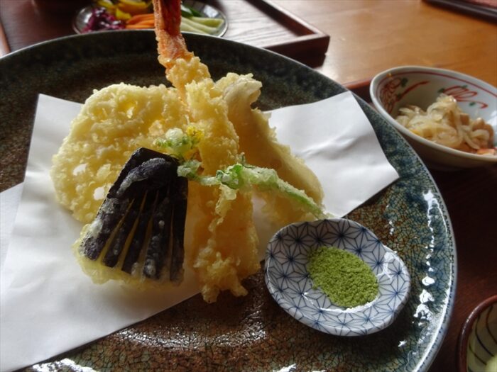 一汁三菜の定食　野菜と海老の天ぷら